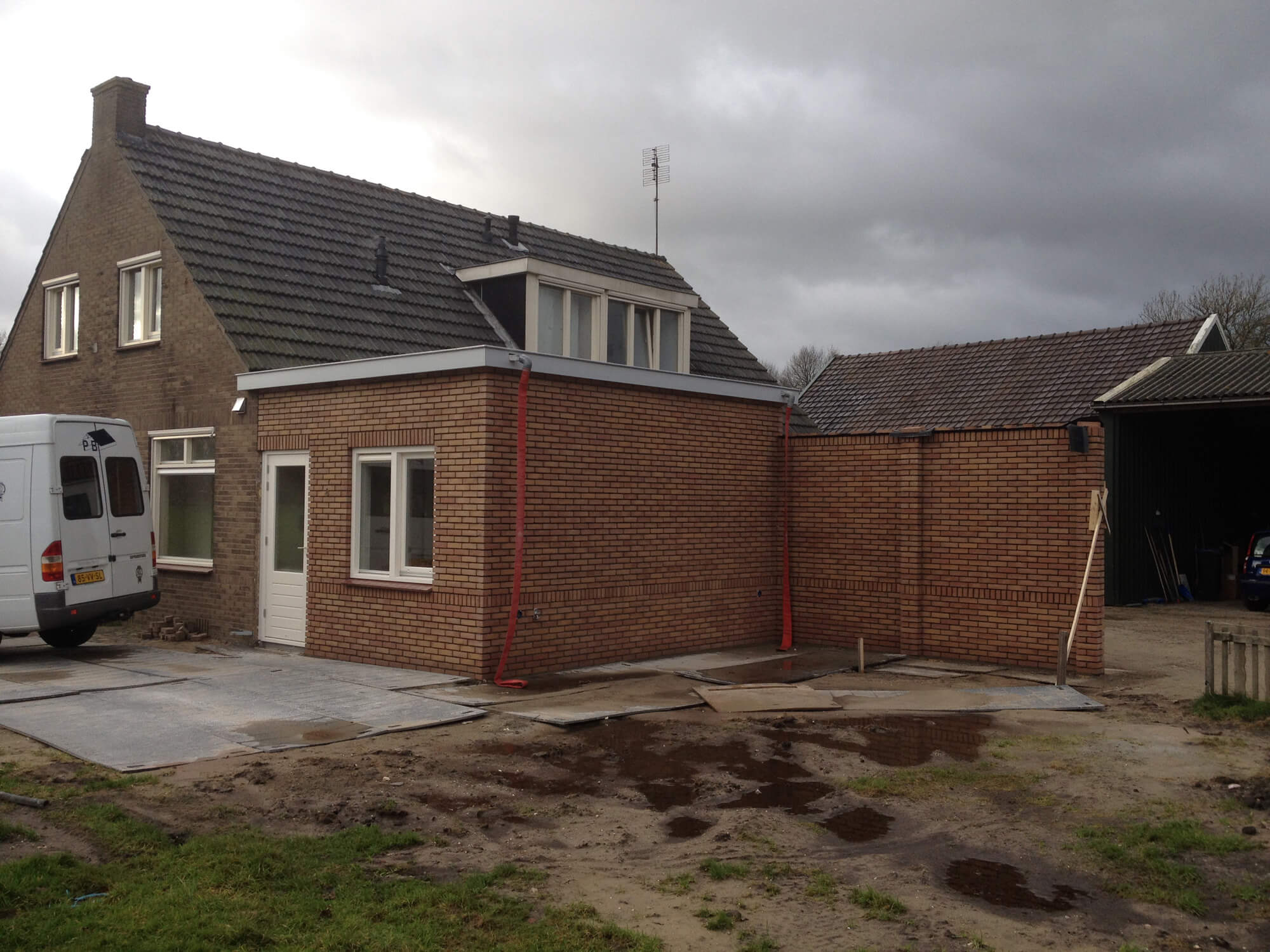 Gemetselde aanbouw aan woning in Achterberg