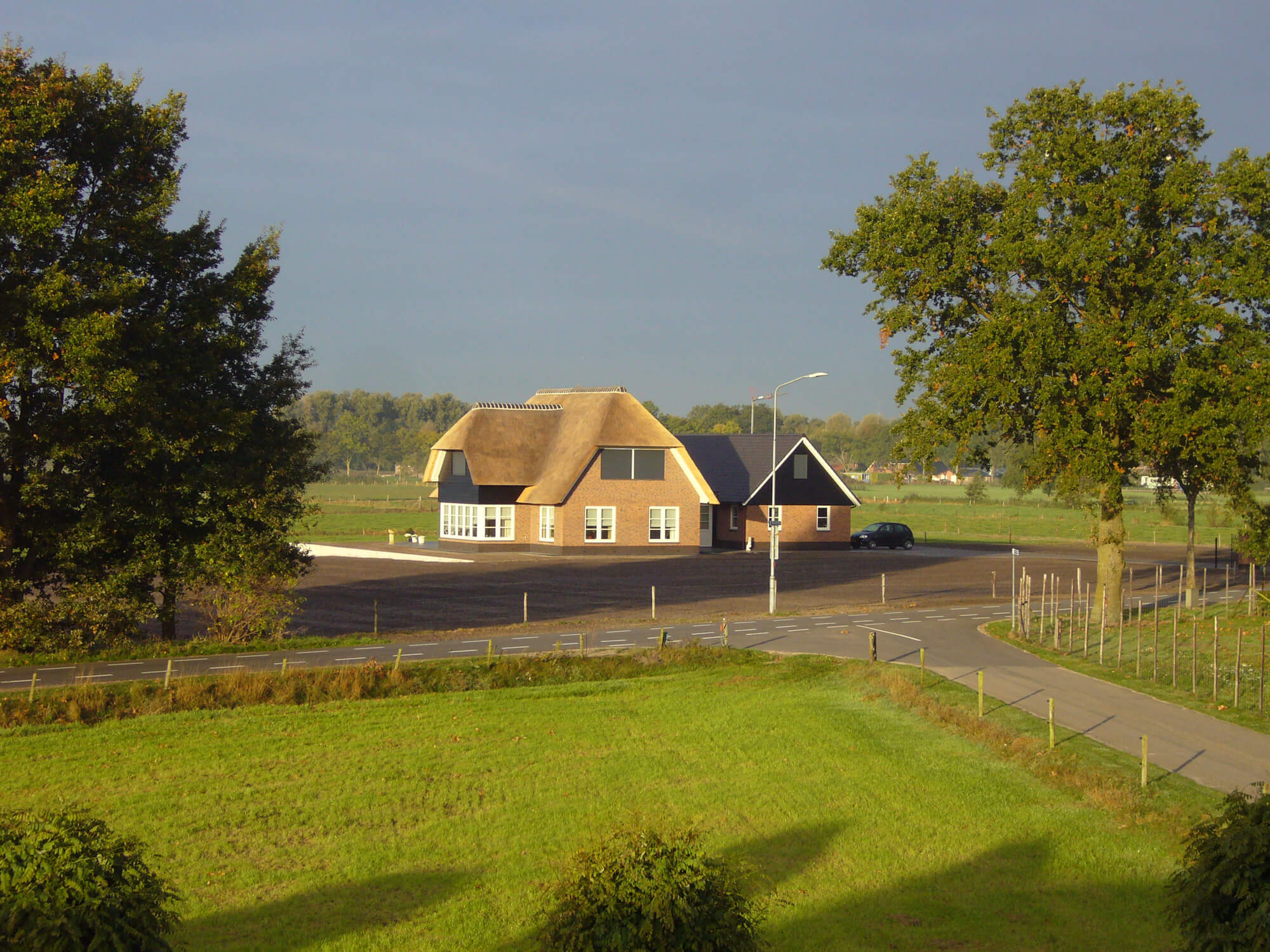 Door Peter van Beek gebouwde rietgedekte woning aan de Meentweg